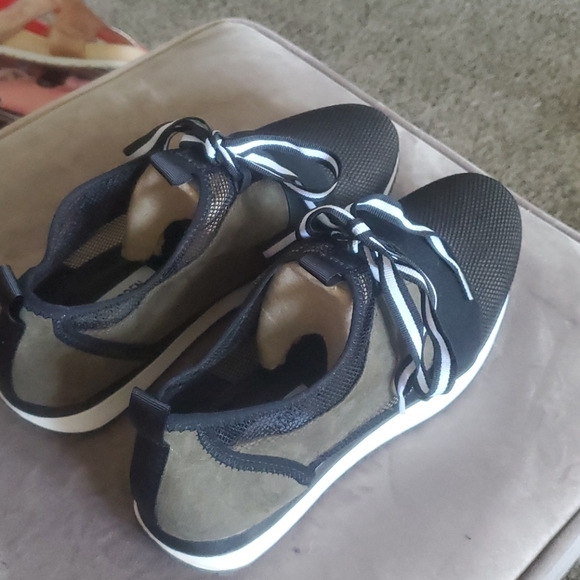 Sneakers - Picture 7 of 7